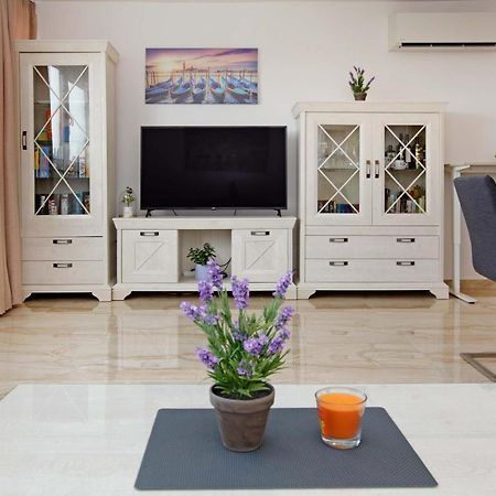 Modern 2-Bed Apt, Late Check In Available Split Bagian luar foto