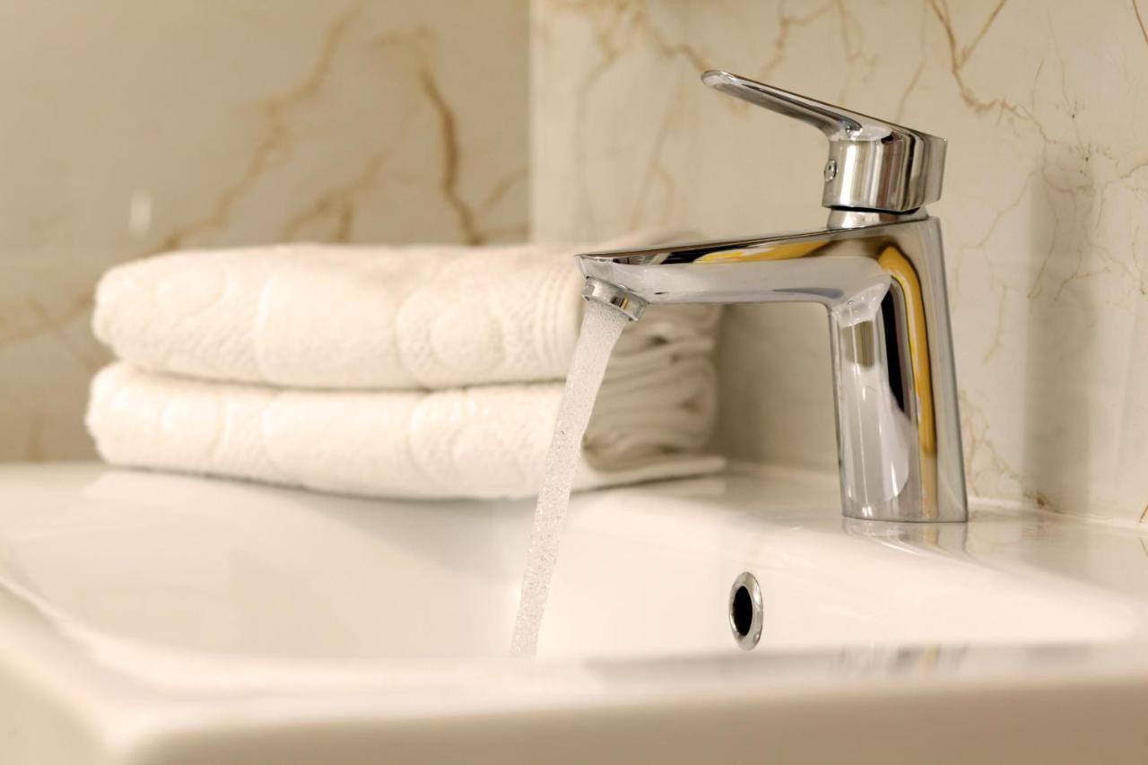 Modern 2-Bed Apt, Late Check In Available Split Bagian luar foto