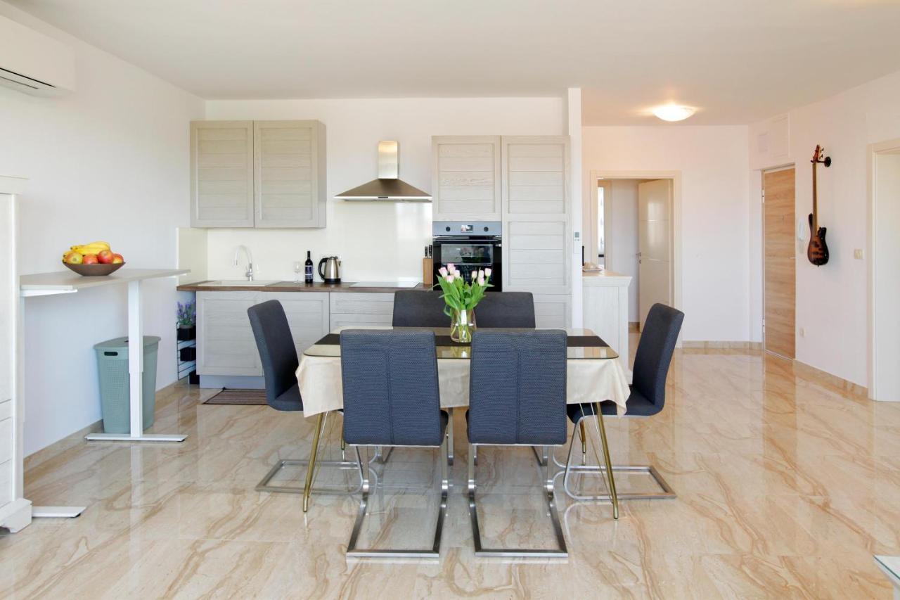Modern 2-Bed Apt, Late Check In Available Split Bagian luar foto