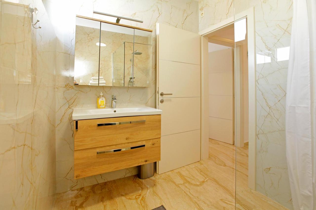 Modern 2-Bed Apt, Late Check In Available Split Bagian luar foto