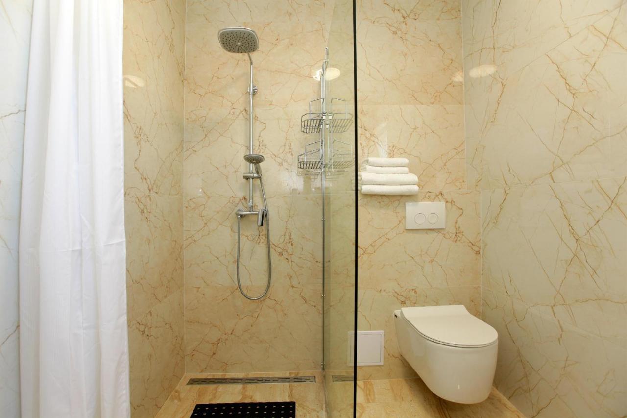 Modern 2-Bed Apt, Late Check In Available Split Bagian luar foto