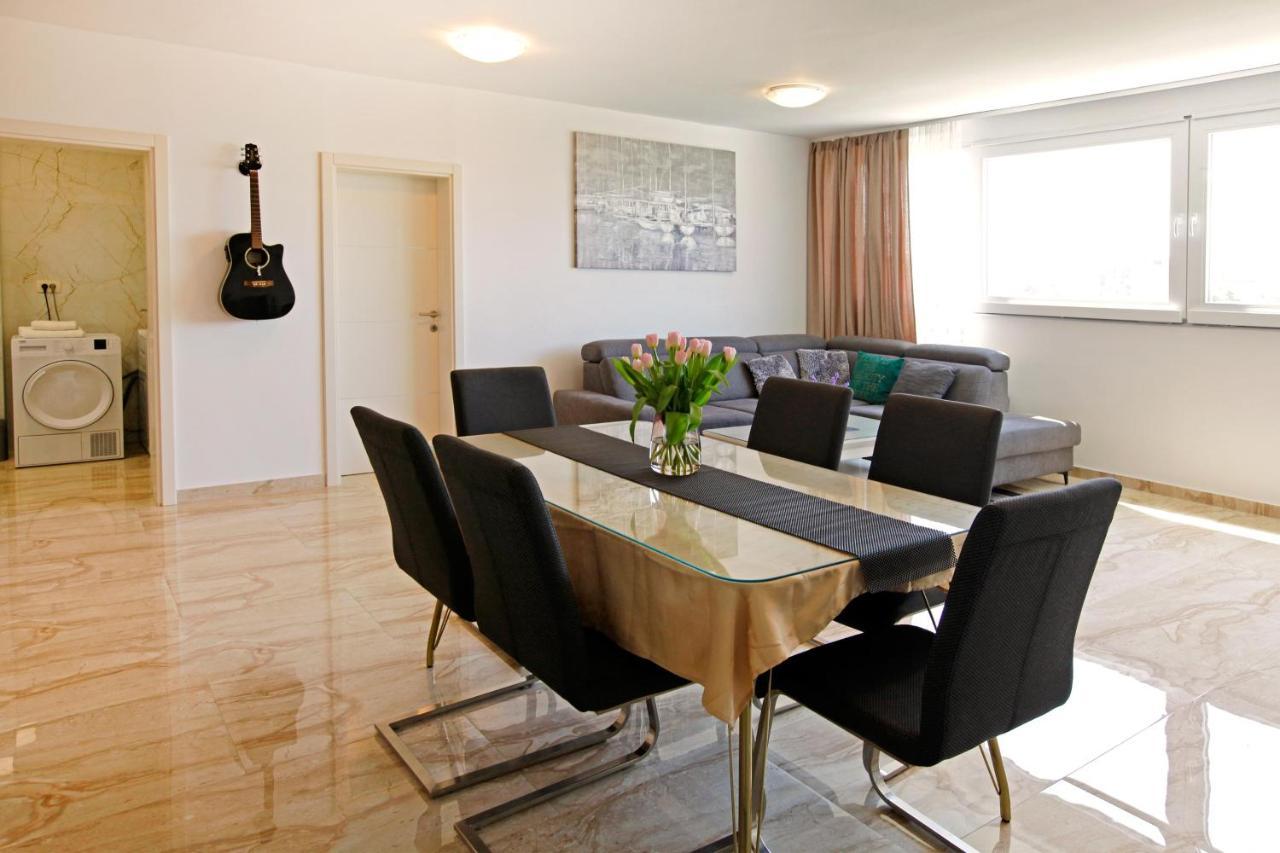Modern 2-Bed Apt, Late Check In Available Split Bagian luar foto