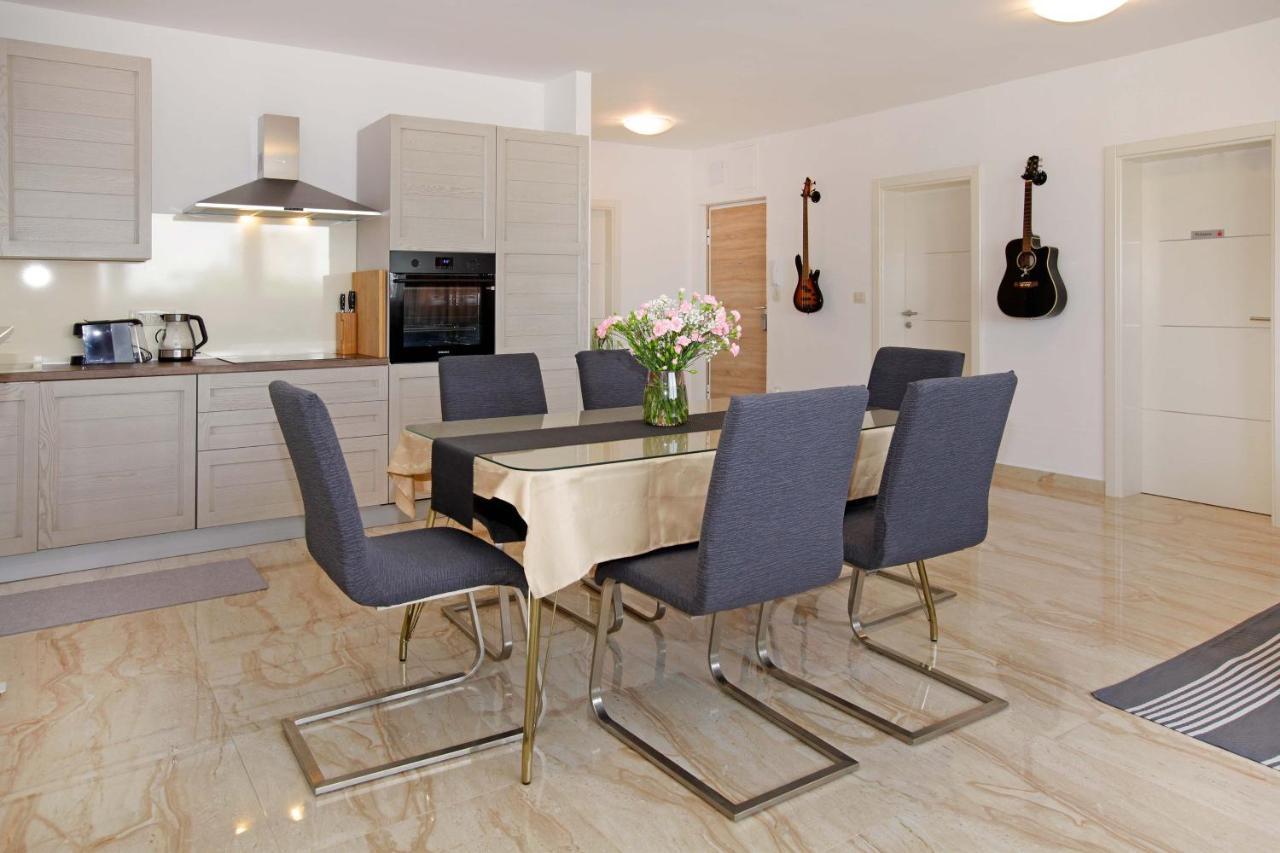 Modern 2-Bed Apt, Late Check In Available Split Bagian luar foto