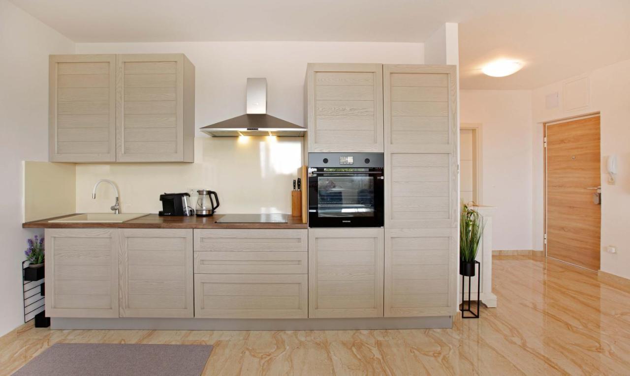 Modern 2-Bed Apt, Late Check In Available Split Bagian luar foto