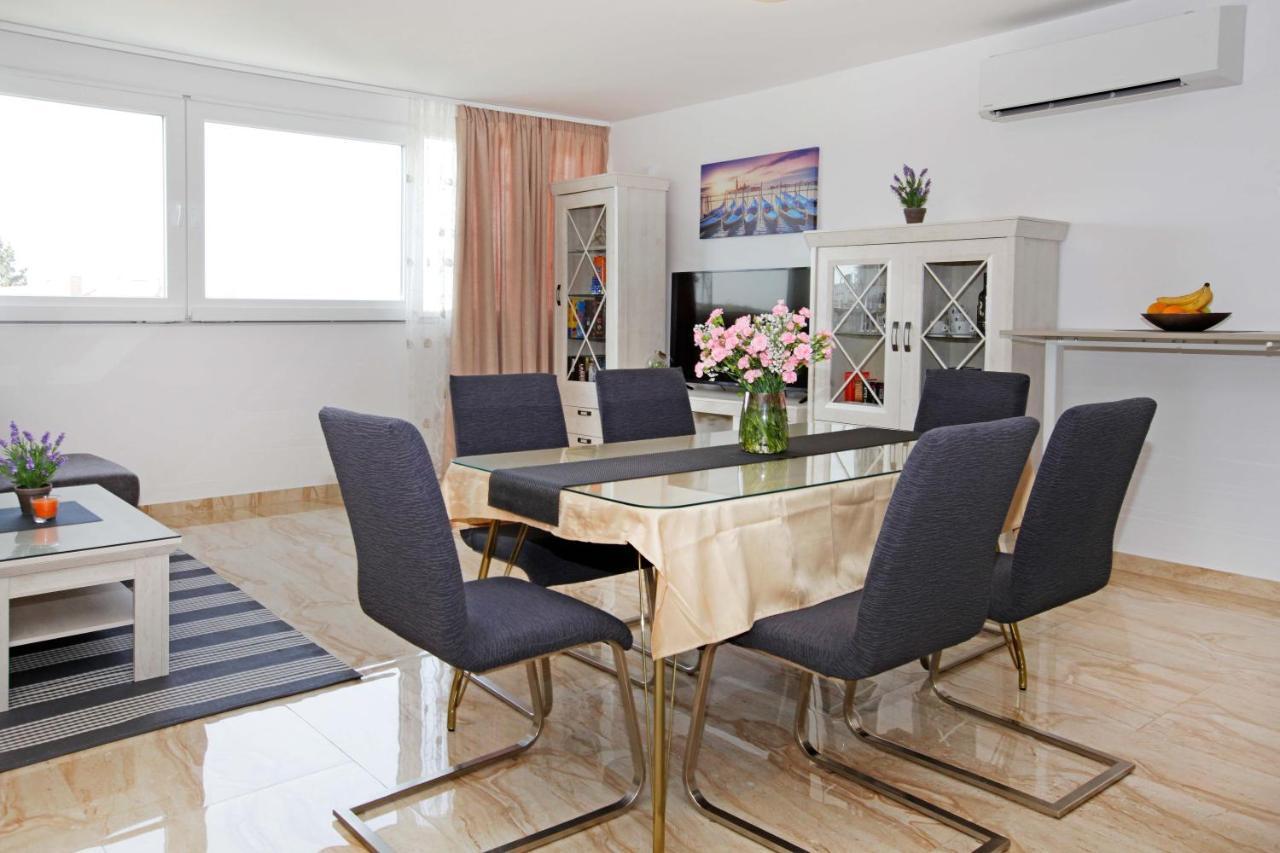 Modern 2-Bed Apt, Late Check In Available Split Bagian luar foto