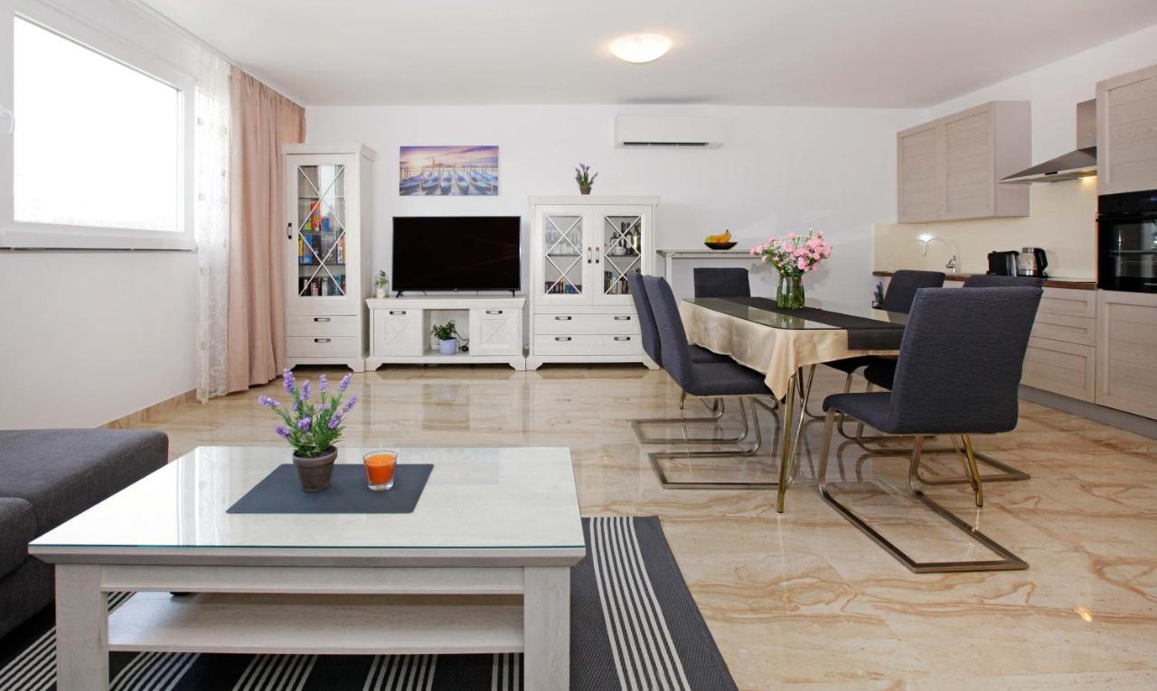 Modern 2-Bed Apt, Late Check In Available Split Bagian luar foto