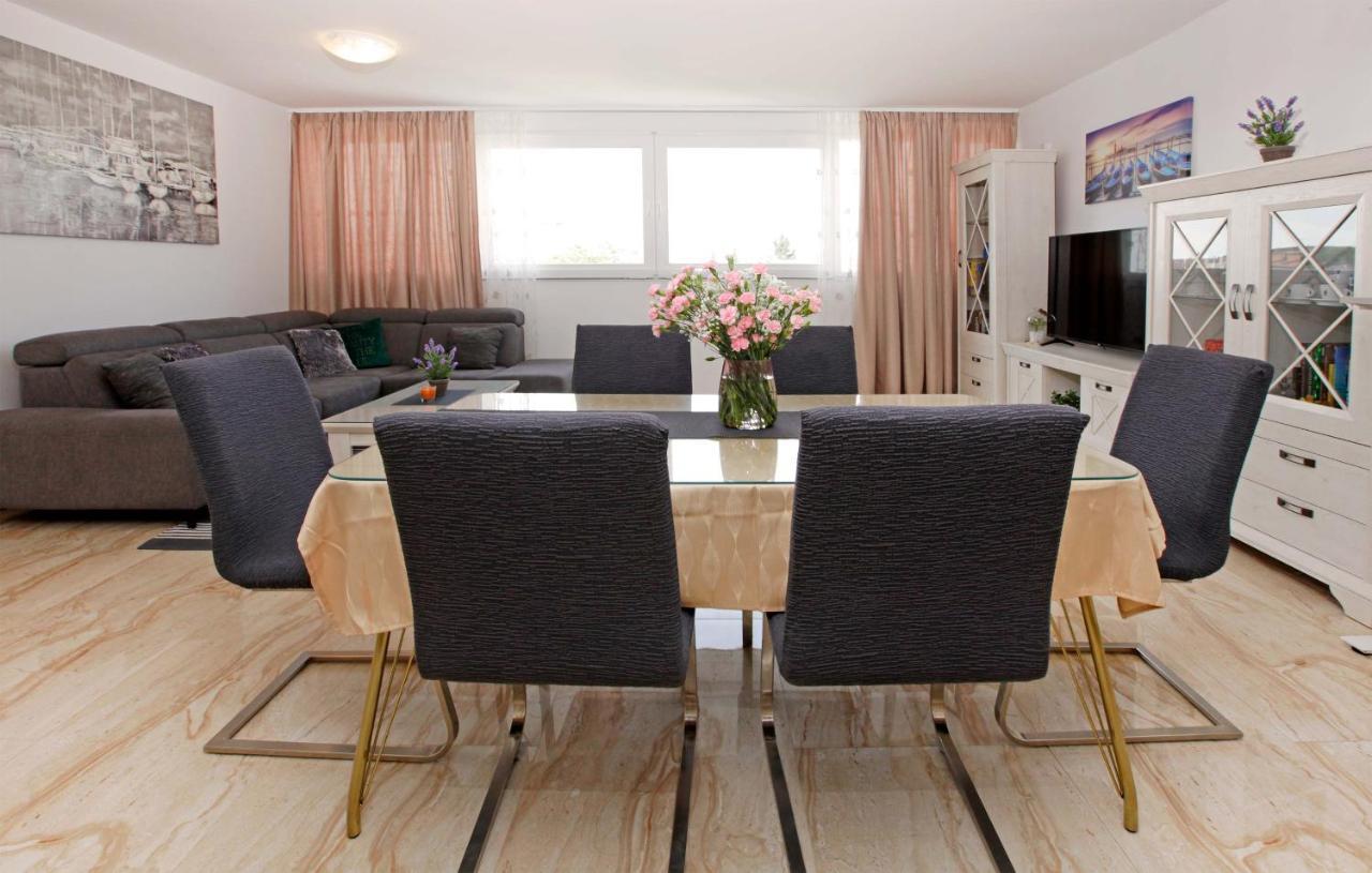 Modern 2-Bed Apt, Late Check In Available Split Bagian luar foto